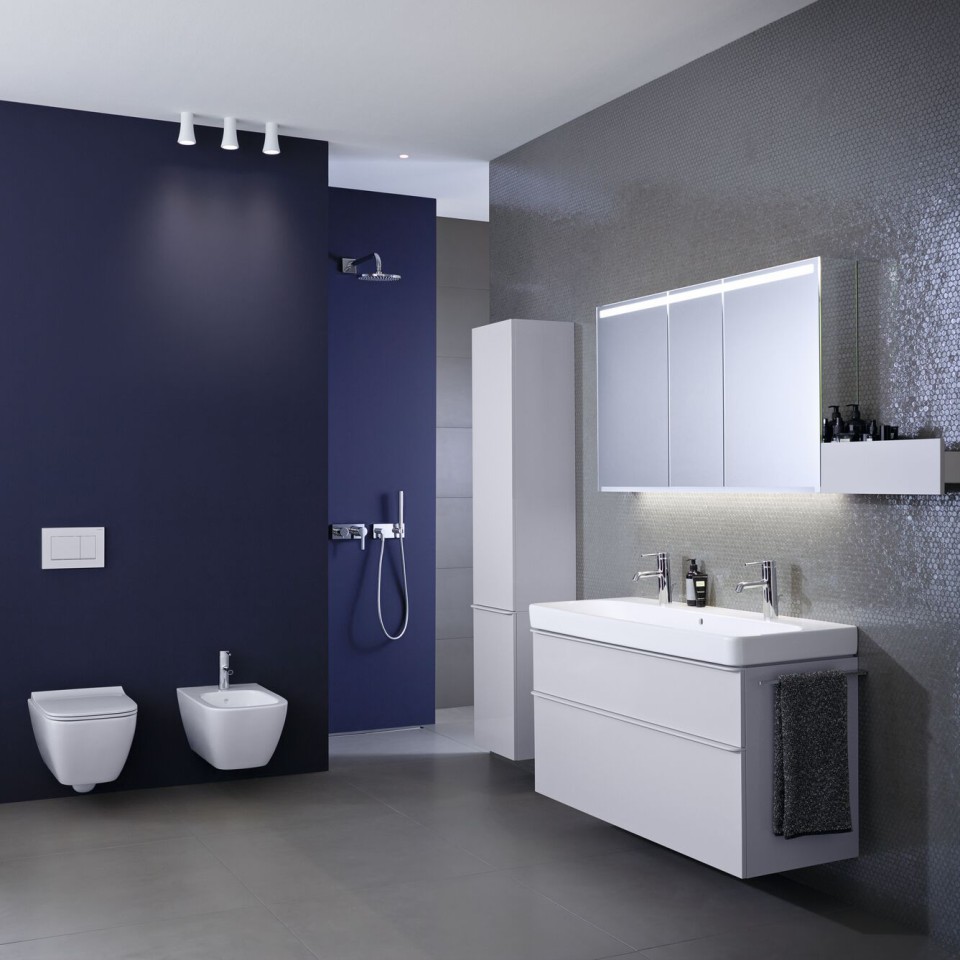 Bathroom with Geberit Smyle Square toilet and washbasin