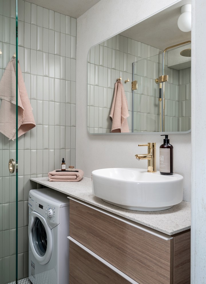 After the tiny bathroom makeover, featuring the oval washbasin from the VariForm bathroom series and oak-wood-look furniture (© Meja Hynynen)