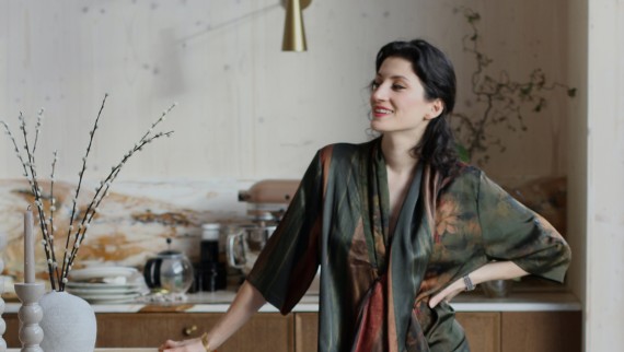 Interior expert and designer Büşra Qadir (© Büşra Qadir)