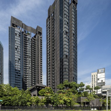 The high-rise buildings on the Martin Modern site combine the two valuable resources in the densely populated metropolis of Singapore: space and nature (© Darren Soh)