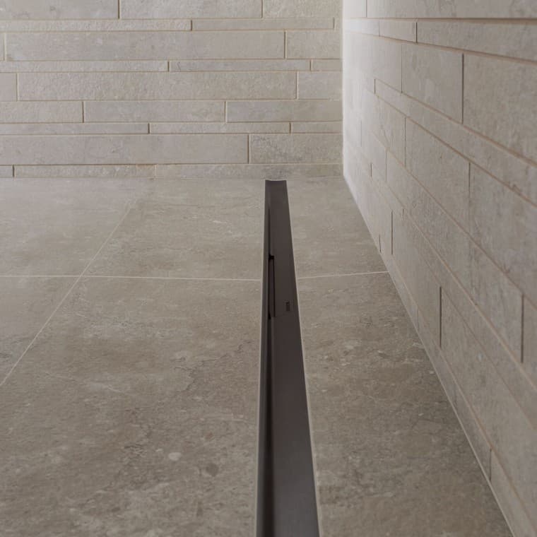 The water runs off via an elegant stainless-steel profile. The water runs off via an elegant stainless-steel profile.