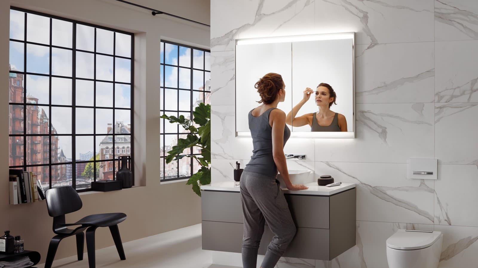 Woman in a bathroom with Geberit ComfortLight Woman in a bathroom with Geberit ComfortLight