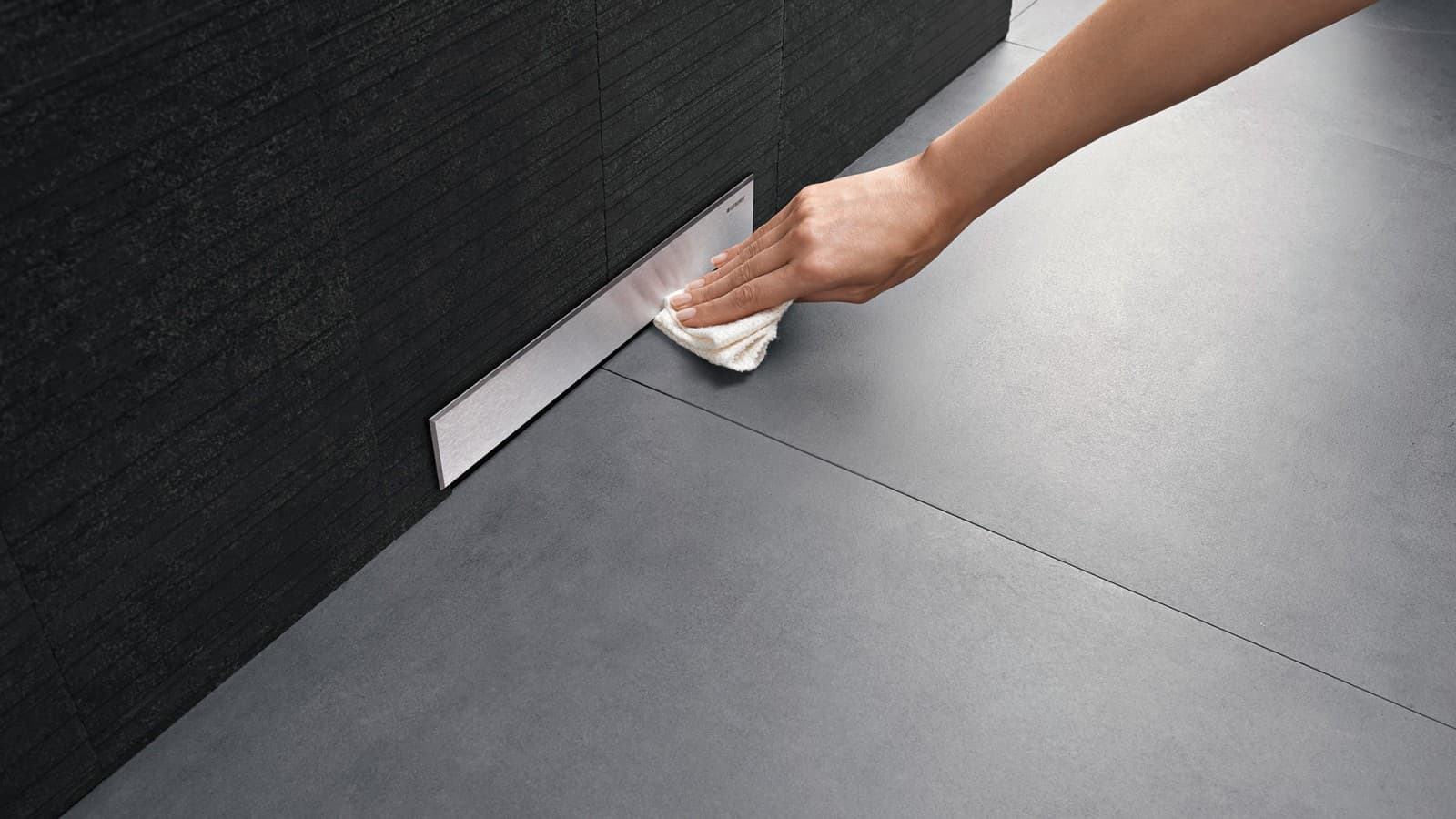 Geberit wall drain for floor-even showers (© Geberit) Geberit wall drain for floor-even showers (© Geberit)