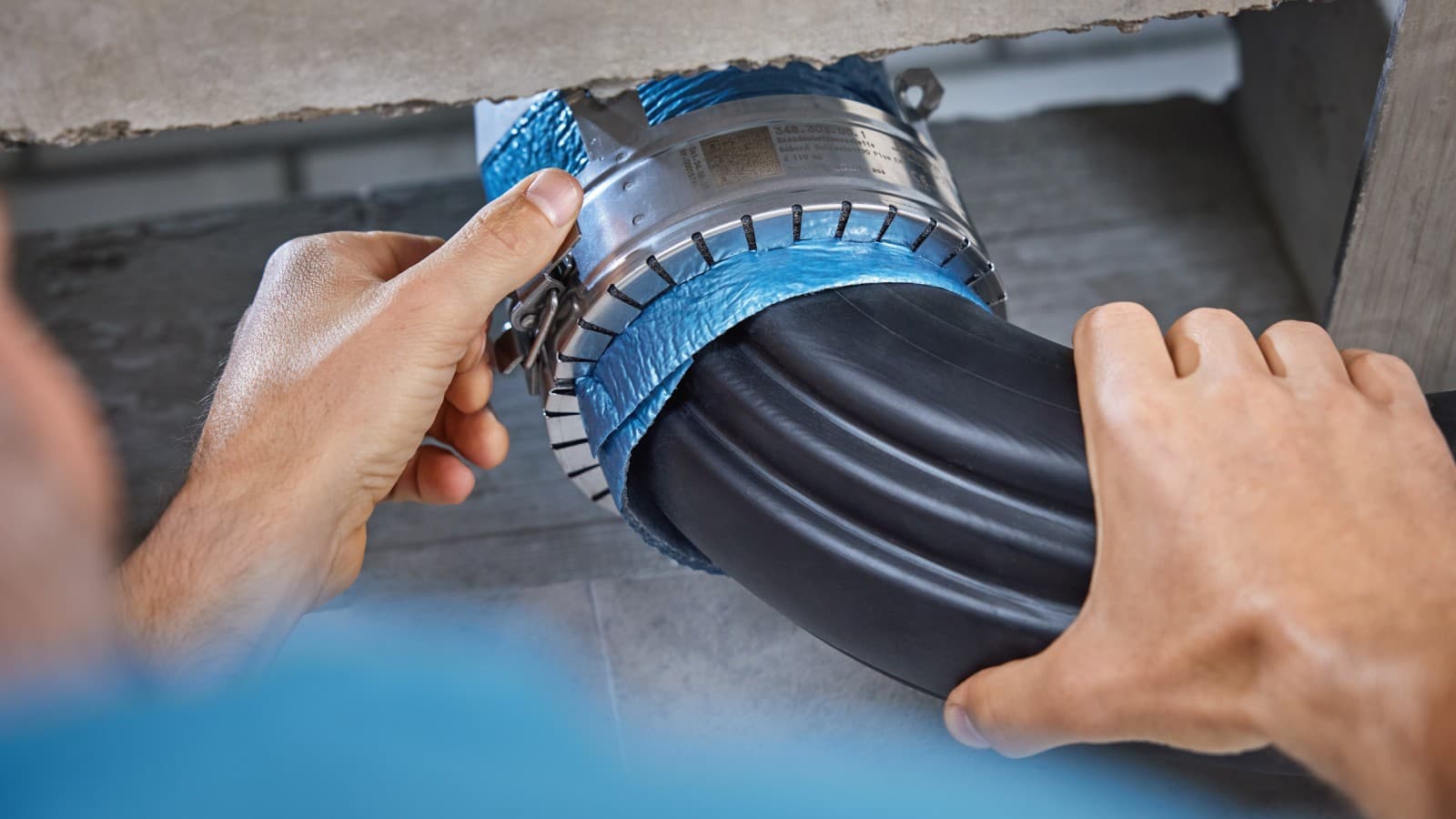 Installation of the Geberit Rohrschott90 Plus on the Geberit BottomTurn bend Installation of the Geberit Rohrschott90 Plus on the Geberit BottomTurn bend