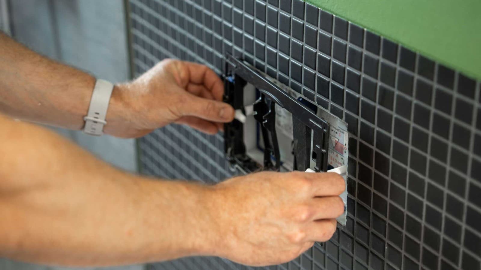 Replacing an old Geberit flush plate Replacing an old Geberit flush plate