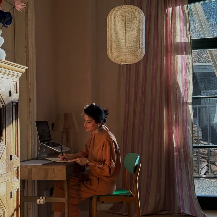 Büşra Qadir calls her interior style "fusion living", combining cultures, styles and colours (© Büşra Qadir) Büşra Qadir calls her interior style "fusion living", combining cultures, styles and colours (© Büşra Qadir)